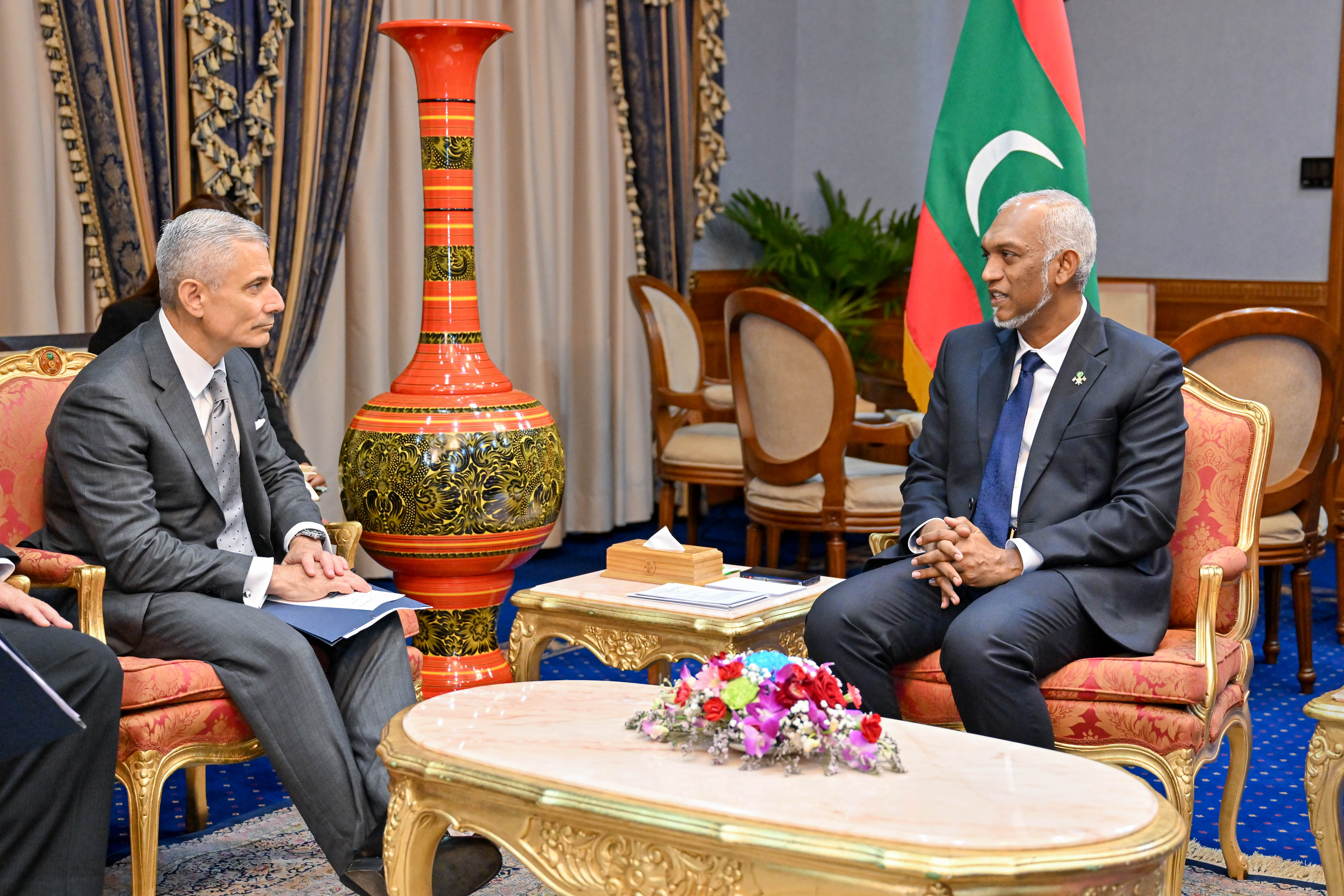 އެމެރިކާގެ އެސިސްޓެންޓް ސެކްރެޓަރީ އޮފް ސްޓޭޓް ފޮރ ސައުތު އެންޑް ސެންޓްރަލް އެފެއަރޒް، ރައީސް ޑރ މުއިއްޒުގެ އަރިހަށް އިޙްތިރާމުގެ ޒިޔާރަތެއް ކުރައްވައިފި